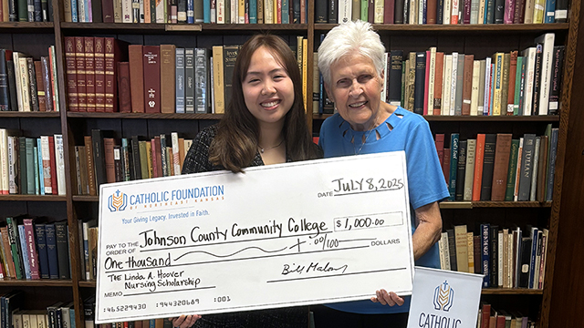 Lisa Le and Linda Hoover holding an oversized check