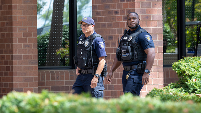 JCCC police officer chatting a student in Fountain Square