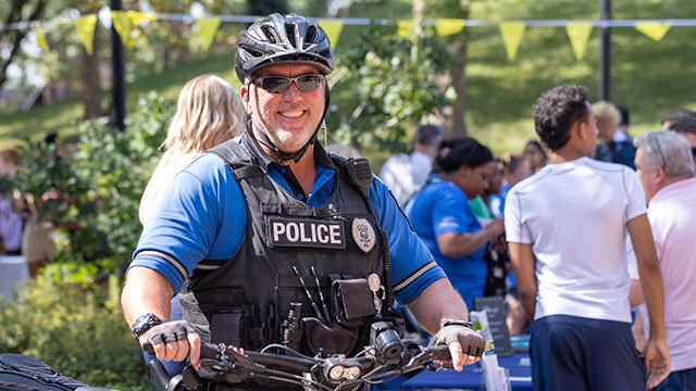 JCCC police officer chatting a student in Fountain Square